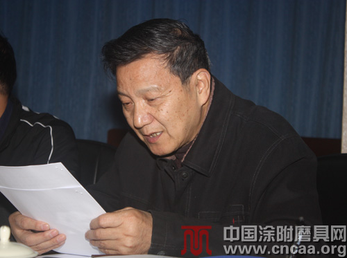 《中國涂附磨具發(fā)展史》老同志座談會鄭州召開 《中國涂附磨具》雜志主編李硯咸宣讀了《中國涂附磨具發(fā)展史》編寫大綱