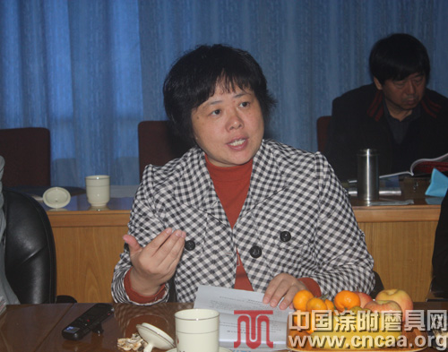 《中國涂附磨具發(fā)展史》老同志座談會鄭州召開 涂附磨具分會理事長胡愛麗做重要講話
