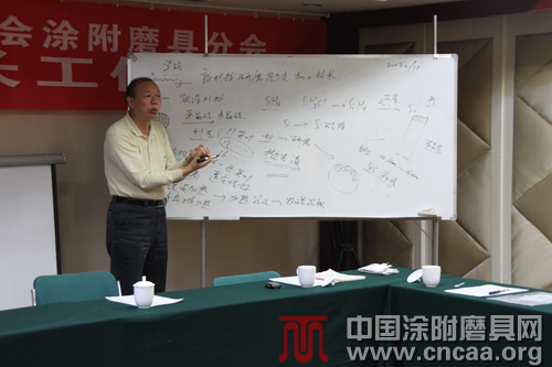 河南工業大學材料科學與工程學院院長鄒文俊教授做精彩報告 河南工業大學材料科學與工程學院院長鄒文俊教授做精彩報告