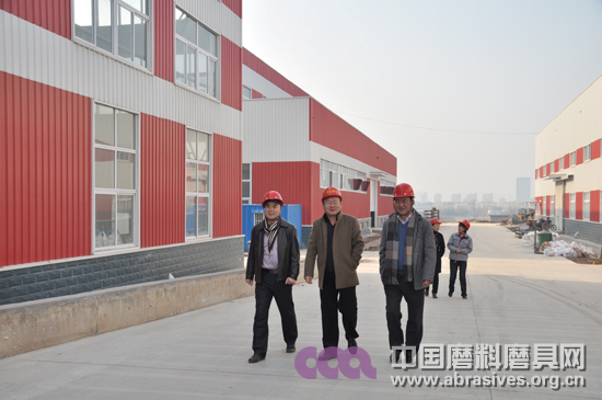 中國機床工具工業協會磨料磨具分會秘書長陳鵬、河南工業大學材料學院副院長栗正新一行到淄博調研魯信高新和淄博金龍等企業